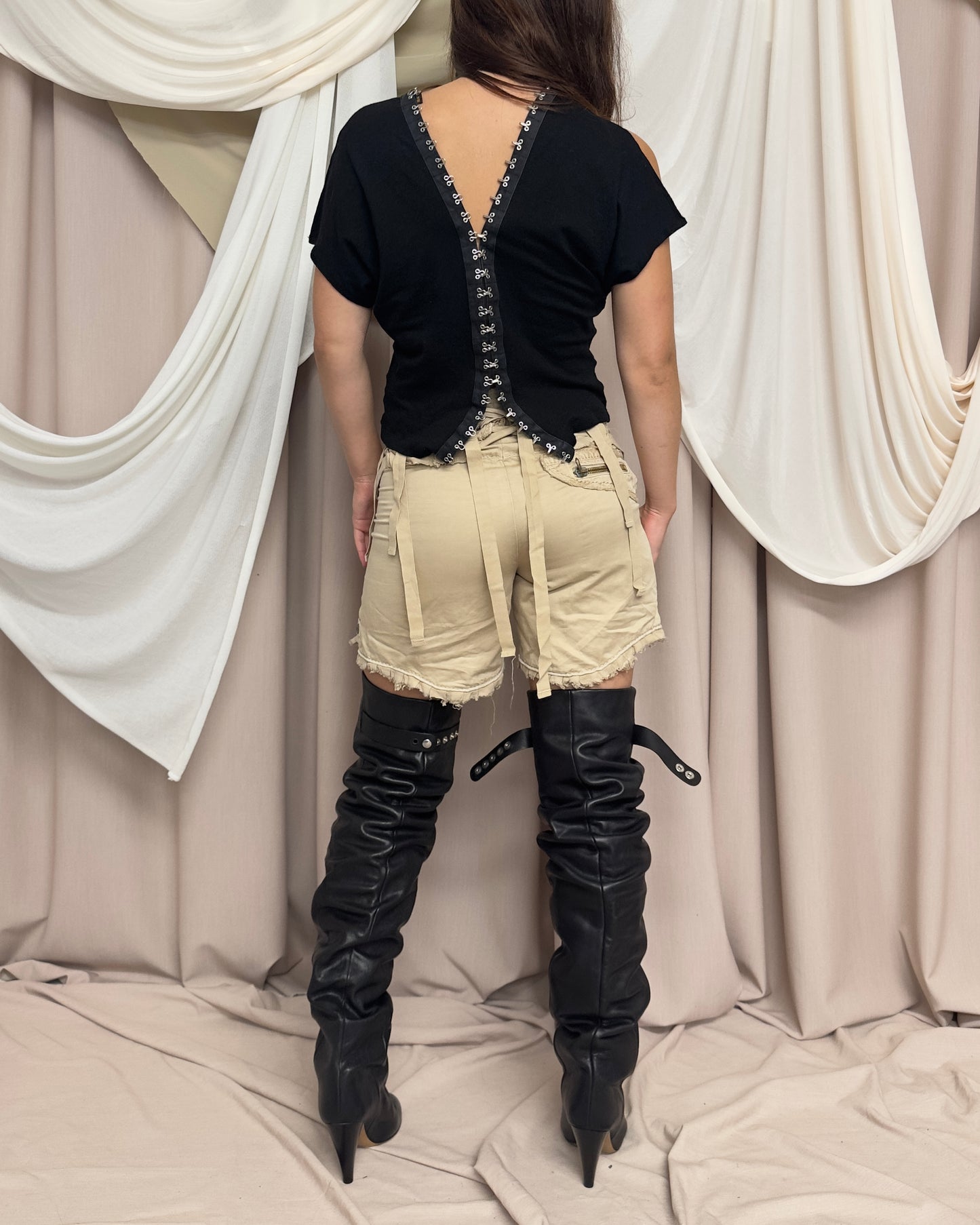 BEIGE UTILITARIAN MINI SHORTS WITH DISTRESSED HEMS by Marithé + François Girbaud
