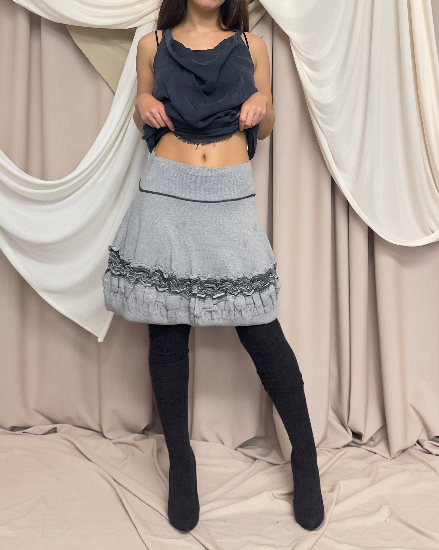 GREY KNIT BUBBLE SKIRT WITH RUFFLED DETAILS by Marithé + François Girbaud