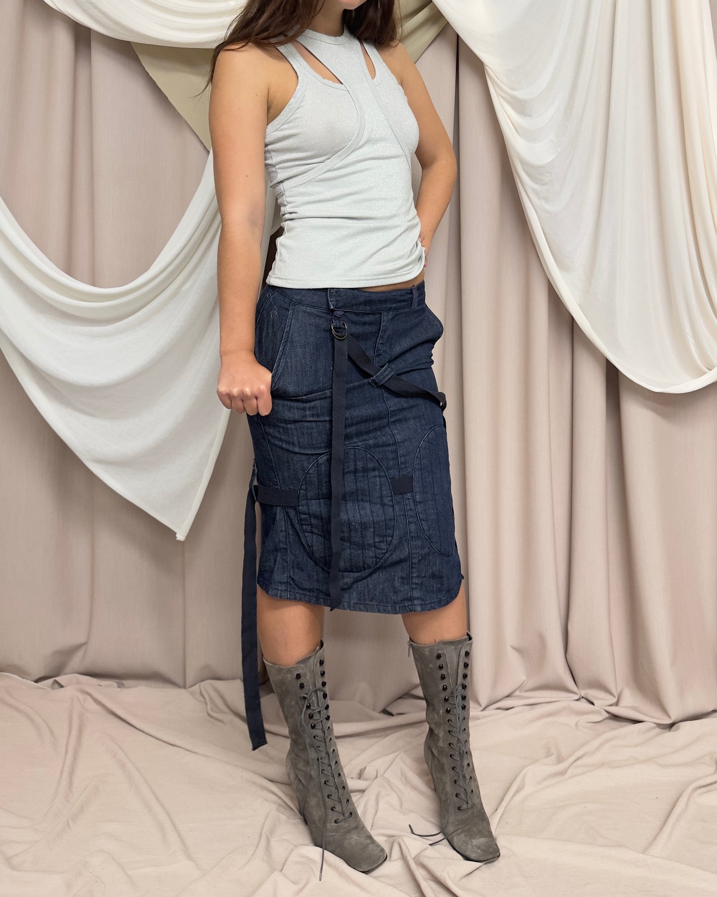 DOUBLE LAYERED TANK TOP IN A METALLIC GREY