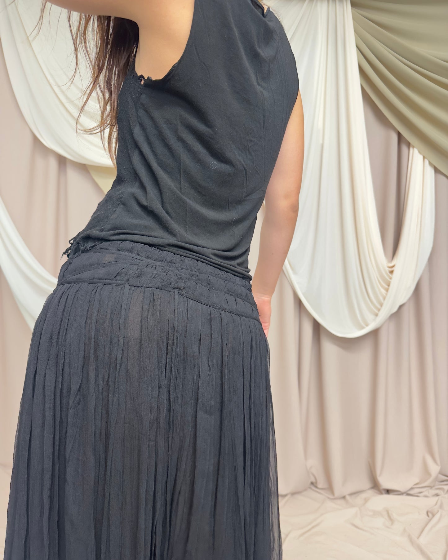BLACK TANK TOP WITH DISTRESSED HEMS