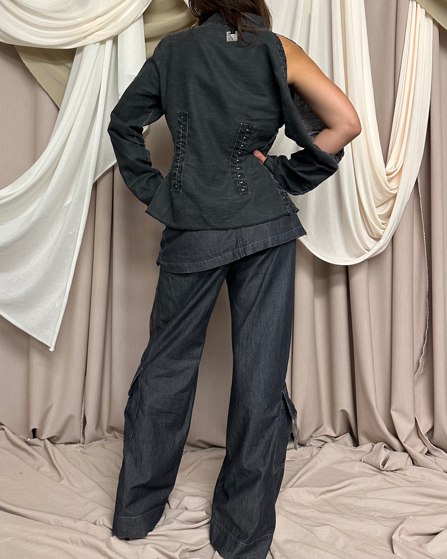 GREY SHIRT WITH HOOK AND EYE CLOSURES by Biche de Bere