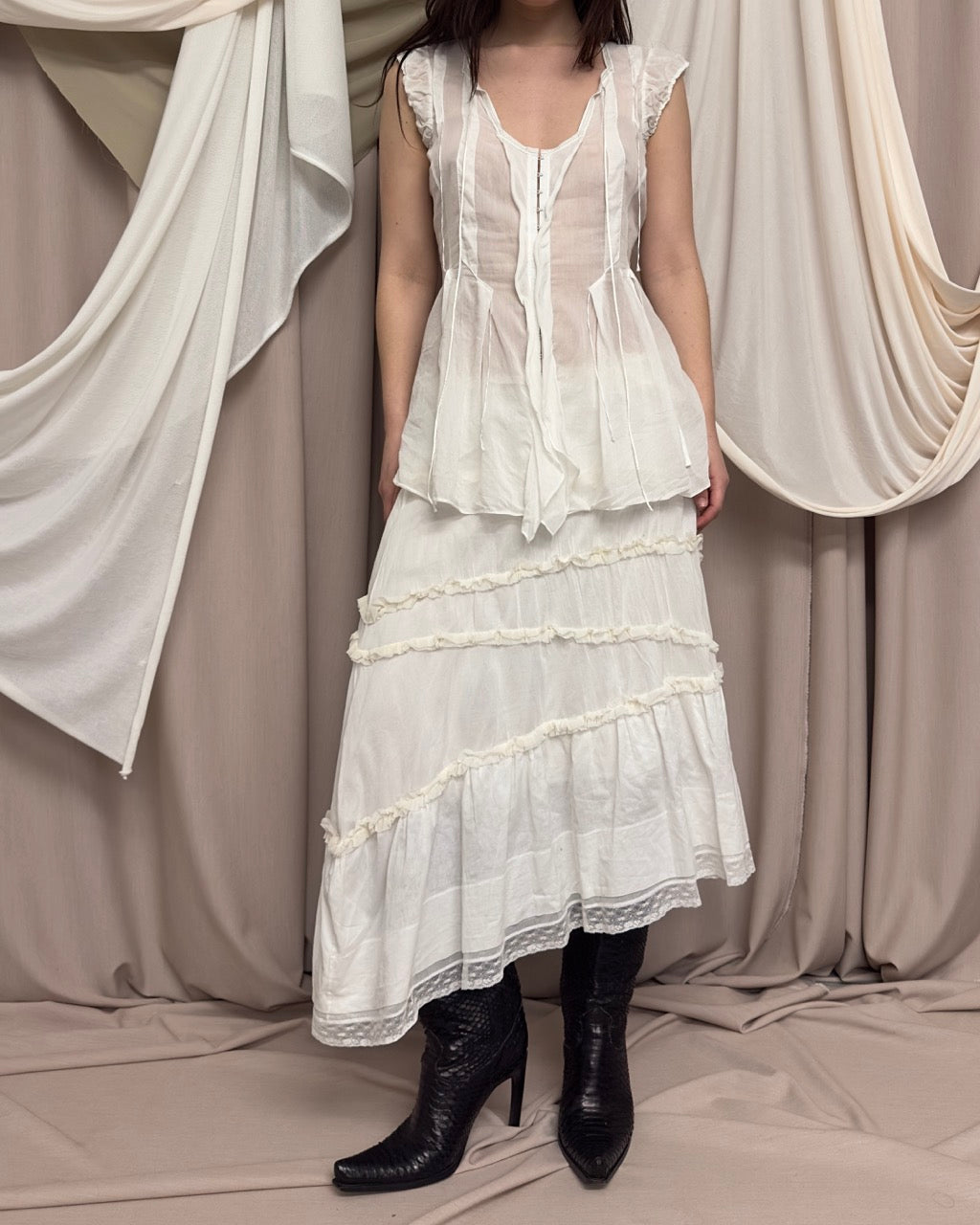 WHITE RUFFLE SKIRT