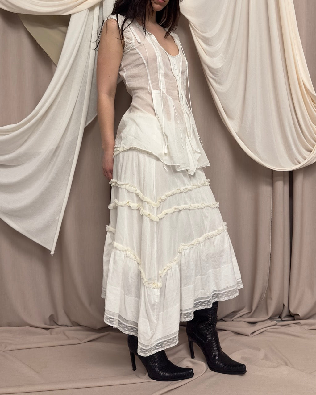 WHITE RUFFLE SKIRT