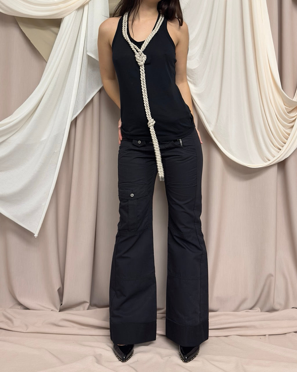 BLACK TANK TOP WITH ROPE DETAIL