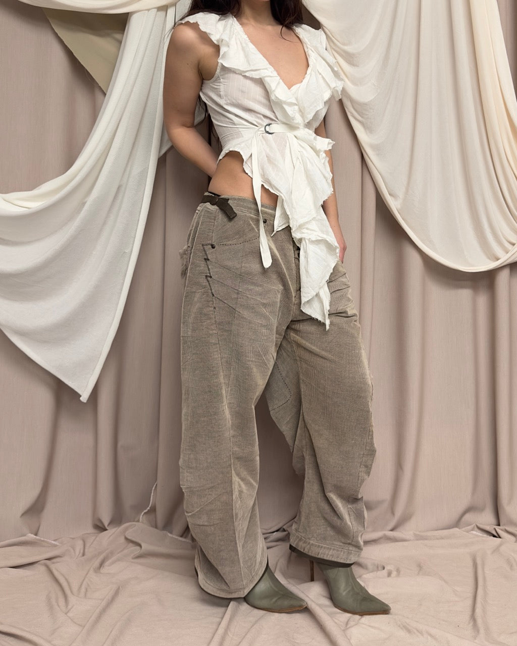 CORD BARREL TROUSERS by Marithé + François Girbaud